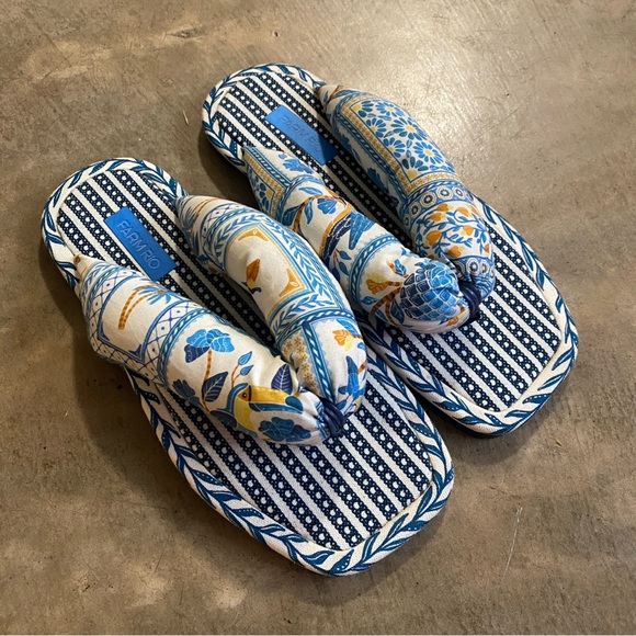 Farm Rio Puffy Flip Flops - Picture 1 of 4